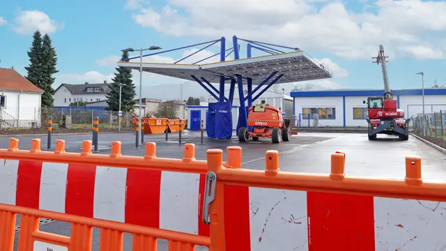 Absperrungen, Arbeitsfahrzeuge und noch verhüllte Technik: Der neue EnBW-Schnellladepark in der Bruchwiesenstraße befindet sich derzeit im Bau. | Foto: Erik Stegner
