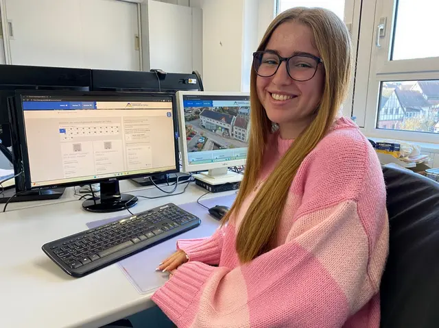 Maria Gries vor dem aktualisierten Portal der Vereinsdatenbank an Ihrem Arbeitsplatz | Foto: vgv