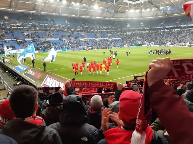 Annähernd 7.000 FCK-Fans feierten ihr Team auf Schalke trotz der späten Nackenschläge | Foto: Jürgen Kind/gratis
