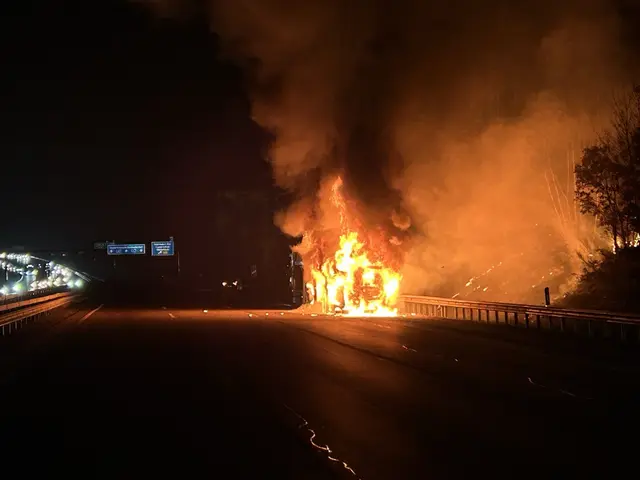 Lichterloh in Flammen stand am Montagmorgen der Auflieger eines Autotransporters auf der A6 | Foto: Polizeiautobahnstation Kaiserslautern