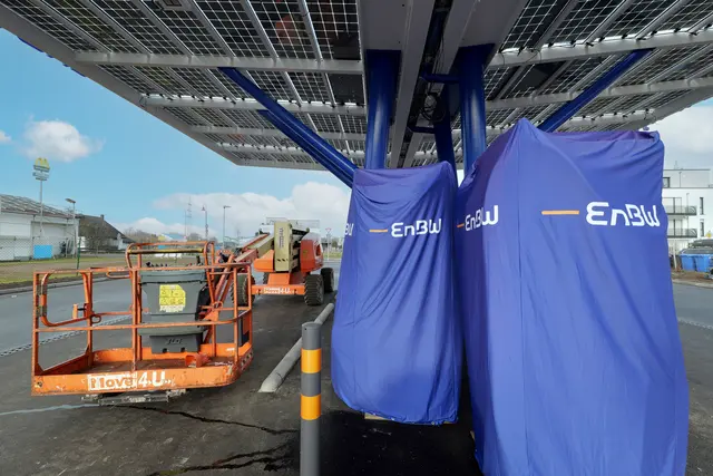 Noch verhüllt, aber schon installiert: Unter dem Solardach stehen die neuen EnBW-Schnellladesäulen. Die Inbetriebnahme des neuen Standorts ist für das Frühjahr vorgesehen. | Foto: Erik Stegner