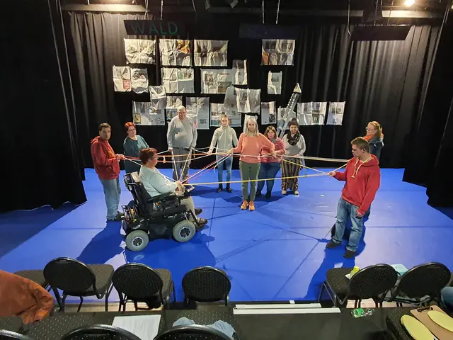 Menschen mit und ohne Beeinträchtigung arbeiten Seite an Seite an einem gemeinsamen Theaterstück | Foto: WwP-Theater e.V.