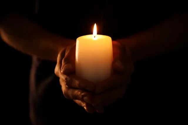 Symbolbild brennende Kerze | Foto:  Africa Studio/stock.Adobe,com