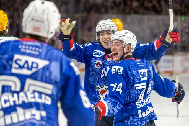 Eine starke und eingespielte Sturmreihe bei den Adlern: Alex Ehl, Justin Schütz und Marc Michaelis | Foto: Herrmann Agenturfotografie