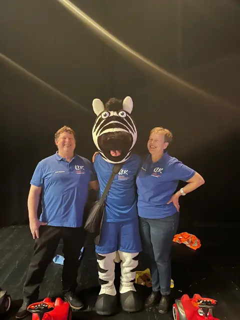 Die Vertretung der KUK, Geschäftsführer Erik Hippchen, Maskottchen Sam und Gabi Fliege. | Foto: Carolin Brand