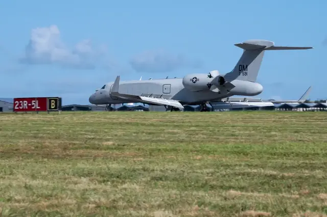 Eine EA-37B „Compass Call“ der US Air Force auf dem Kadena-Luftwaffenstützpunkt in Okinawa (Japan). Die Aufnahme entstand am 27. September 2025. (Archivfoto) | Foto: Airman Melany Bermudez