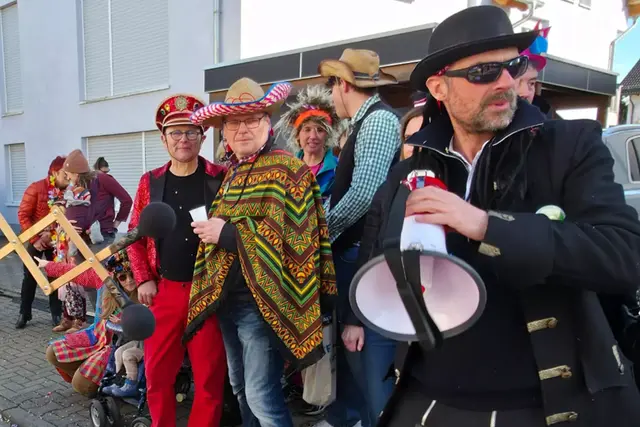 Originelle Kostüme und ausgelassene Stimmung prägen den Westricher Fastnachtsumzug in Ramstein. Entlang der Strecke mischen sich fantasievoll verkleidete Gruppen unter die Zuschauer und sorgen für närrisches Flair. | Foto: Markus Fuhser