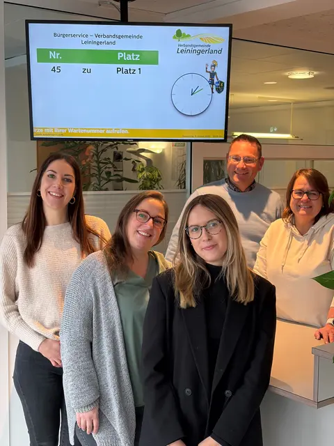 Jessica Gabriel, Nicole Ackermann, Marie Krajnc, der Erste Beigeordnete Kay Kronemayer und Daniela Heiser freuen sich über die neue Aufrufanlage. | Foto: VGL
