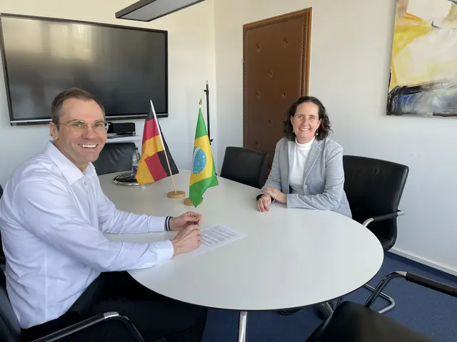 Deutschlehrerin Emilia Rosenbrock aus Brusque in Brasilien zu Besuch im Karlsdorf-Neutharder Rathaus bei Bürgermeister Dr. Gunter Carra.  | Foto: Thomas Huber, Gemeinde Karlsdorf-Neuthard 