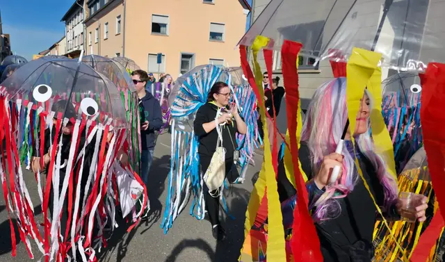 Kreativ und farbenfroh: Zahlreiche Fußgruppen ziehen beim Westricher Fastnachtsumzug durch Ramstein. Mit aufwendig gestalteten Kostümen und viel Liebe zum Detail sorgen sie Jahr für Jahr für eindrucksvolle Bilder. | Foto: Markus Fuhser