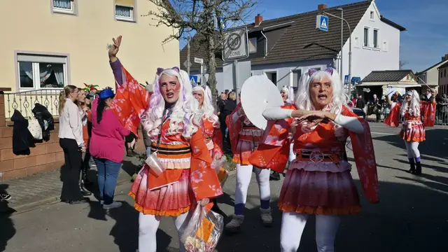 Bunt, kreativ und ausgelassen: Beim Westricher Fastnachtsumzug in Ramstein ziehen traditionell zahlreiche fantasievoll kostümierte Gruppen durch die Straßen und sorgen für närrische Stimmung bei tausenden Besuchern. | Foto: Markus Fuhser