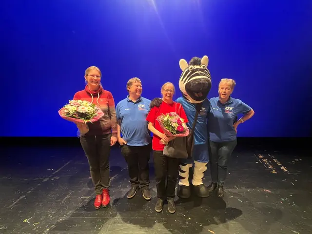 Dank der KUK an Klassenleiterin Sandra Pusch-Böhm und Miriam Walter v.l.n.r. mit der Vertretung der KUK | Foto: Carolin Brand