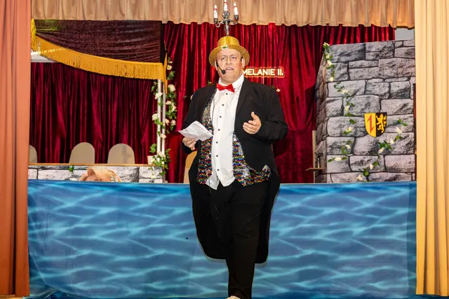 Robert Schwind als Kerzenleuchter Lumière aus „Die Schöne und das Biest“   | Foto: Wolfgang Neuberth