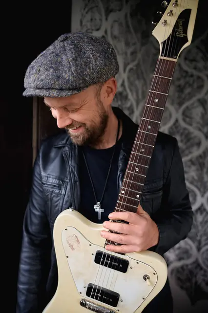Handgemachter und musikalisch virtuoser Bluesrock kommt mit Henrik Freischlader auf die Klosterruine Limburg. | Foto: Timo Wilke