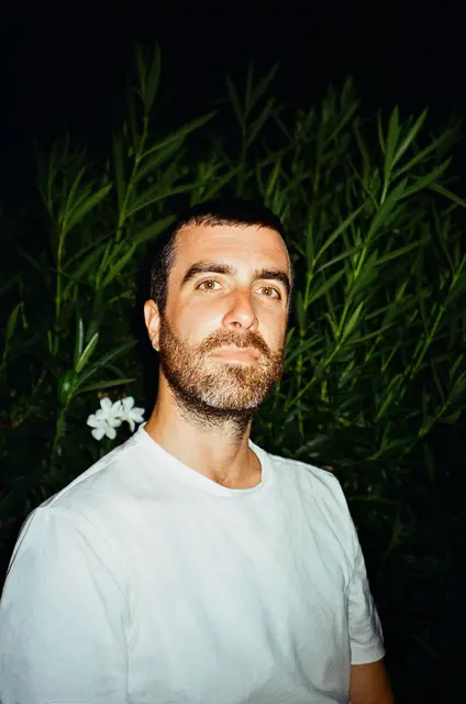 Der italienische Autor Davide Coppo spricht mit Schülerinnen und Schülern der GaKtiv-AG über seinen Roman „Der Morgen gehört uns“ | Foto: Alessandra Canteri/gratis