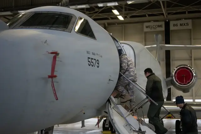 Militärangehörige betreten die EA-37B „Compass Call“ in einer Halle auf der Air Base Ramstein. Das neue Spezialflugzeug der US-Luftwaffe ist derzeit im Rahmen einer Europa-Roadshow auf dem Stützpunkt zu Gast. | Foto: Edgar Grimaldo