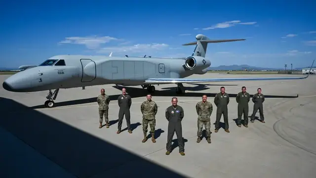 Archivaufnahme aus Arizona: Besatzungsmitglieder vor einer EA-37B „Compass Call“ der US Air Force. | Foto: Paige Weldon
