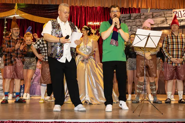 Alexander Boppel durfte auf elf Jahre Vereinsvorsitz zurückblicken  und wurde von den Aktiven mit einer abgewandelten Version von „Spargelstecher, das ist dein Verein“ geehrt wurde. | Foto: Wolfgang Neuberth