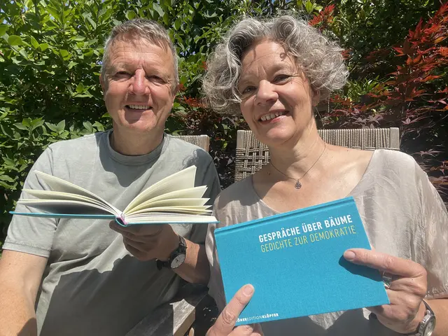 Kerstin Bachtler und Bodo Redner kommen als Texttaxi mit ihrer Lesung „Gespräche über Bäume. Gedichte zur Demokratie“ ins Zimmertheater | Foto: Kerstin Bachtler/gratis