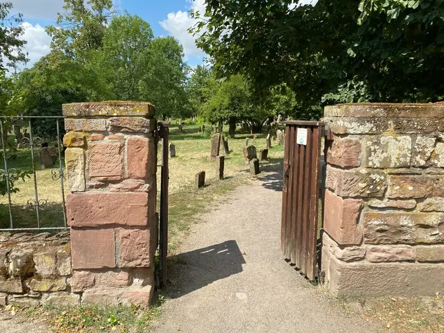 An das  jüdische Erbe zu erinnern, ist wichtig. Dafür gibt es bald ein neues Besucherzentrum in Worms. Hier: Der Eingang zum jüdischen Friedhof in Worms. | Foto: Karin Henn