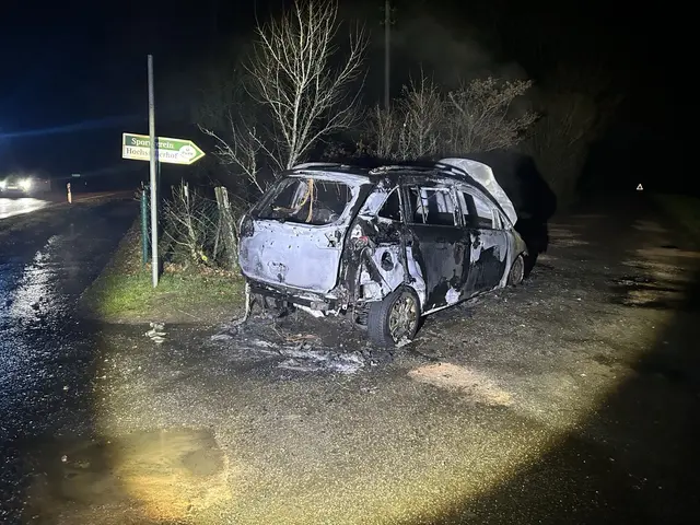 Nach Abschluss der Löscharbeiten wurde das ausgebrannte Fahrzeugwrack sichergestellt und durch ein Abschleppunternehmen abtransportiert | Foto: Polizeidirektion Pirmasens