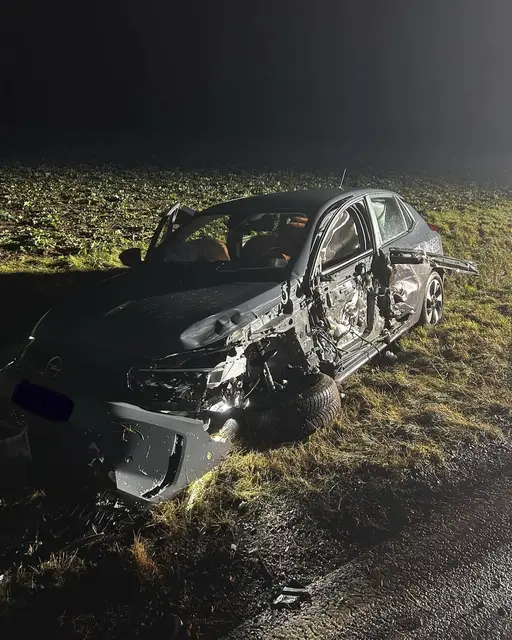 Aus dem stark demolierten Fahrzeug mussten keine Personen befreit werden | Foto: Freiwillige Feuerwehr Weilerbach