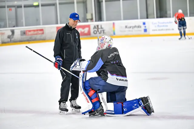 Auch Torwarttrainer Petri Vehanen (links) hat bei den Adlern verlängert. | Foto: Adler Mannheim / Daniel Bamberger