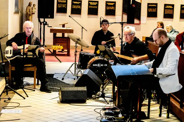 Chorleiter Andreas Luca Beraldo wurde am Klavier von einer Band mit Christian Jotter, Schlagzeug, Rudi Schultz Gitarre und Ditmar Ingenhaag Bass unterstützt, dazu kam Bohdan Telizhenko an verschiedenen Blasinstrumenten – eine kraftvolle Mischung, die sofort für beste Stimmung sorgte. | Foto: Wolfgang Neuberth