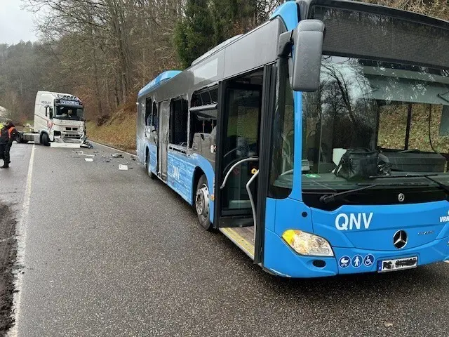Ein Zusammenstoß zwischen der linken Front der Sattelzugmaschine und der Beifahrerseite des Busses konnte jedoch nicht mehr verhindert werden | Foto: Polizeidirektion Pirmasens