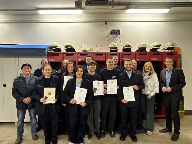 Bürgermeister Christian Burkhart (rechts), Wehrleiter Bernd Pietsch (2.v.l.), Wehrführer Andreas Thomalla (3.v.r.), der stellvertretende Wehrführer Sebastian Wüst (4.v.l.), Ortsbürgermeisterin Elke Mandery (2.v.r.) und Ortsbürgermeister Hans-Peter Carius (links) mit den beförderten und geehrten Feuerwehrleuten | Foto: vgv
