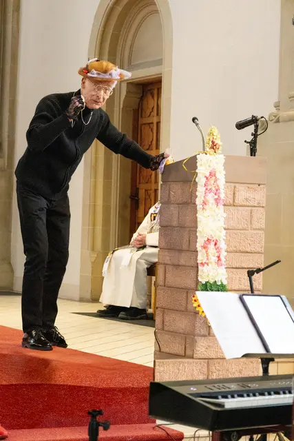 Dr. Markus Weber wiederum verwandelte sich 
sein Alter Ego Frl. Baumann 
 | Foto: Wolfgang Neuberth