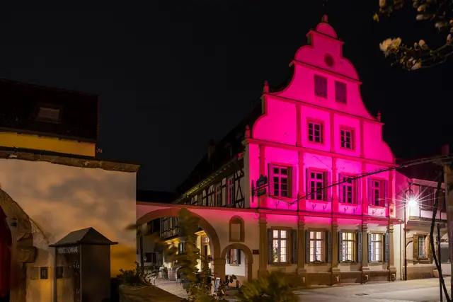 VinoLumino: Vinothek Maikammer erstrahlt in rosa. | Foto: CC-BY Pfalz Touristik, Thomas Rathay