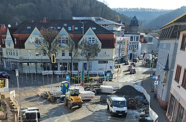 So präsentiert sich das Pallmanns Eck derzeit: Im Zuge des Umbaus der Kaiserstraße entsteht hier der neue Kreisverkehr, der künftig nicht nur verkehrlich, sondern auch gestalterisch eine zentrale Rolle spielen soll. | Foto: Stadt Landstuhl