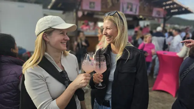 Die Pfälzer Mandelwochen verbinden Natur, Kulinarik und Veranstaltungen. Mandelgerichte, regionale Weine und ausgefallenere Getränke wie der Mandelino sorgen für besondere Genussmomente. | Foto: Eva Bender