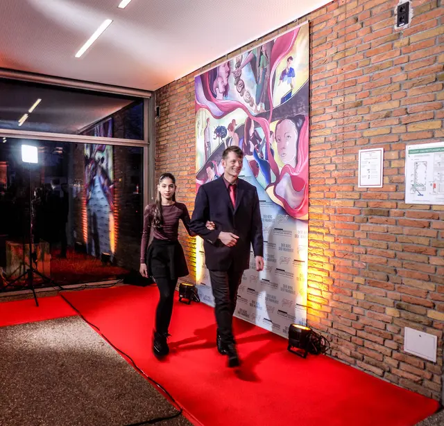 Die Schauspieler betreten den Saal | Foto: Beate Tilg