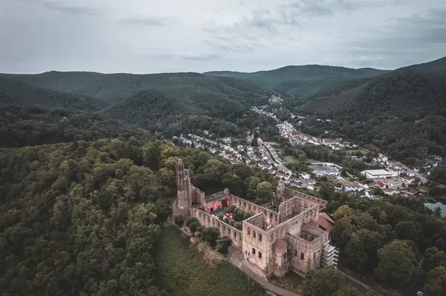 (Er)leben Sie Kultur pur inmitten der 1.000 Jahre alten Sandsteinmauern der Klosterruine Limburg. | Foto: Dennis DeBiase