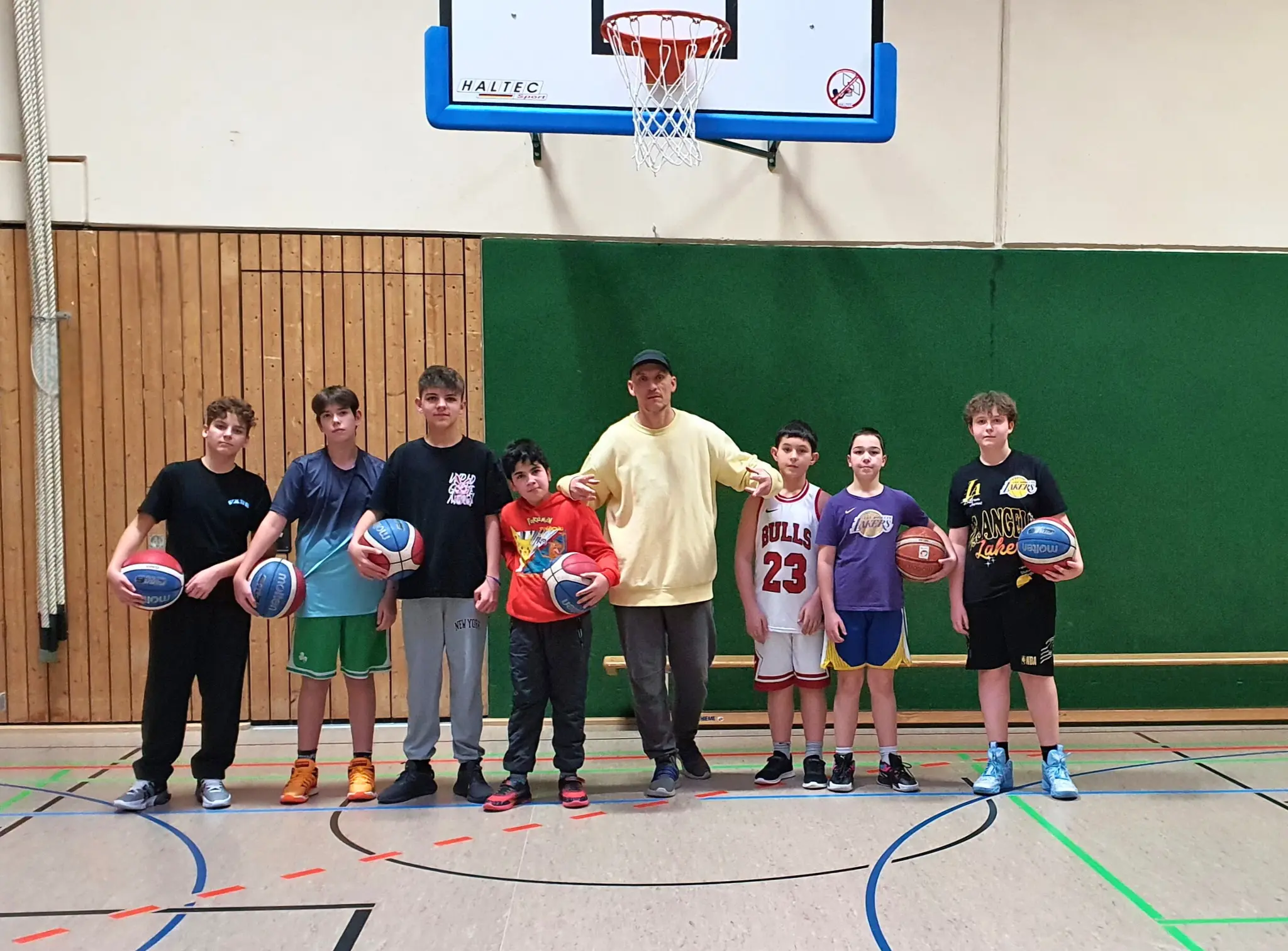 Basketball-Beats-und-Begeisterung-Streetball-at-Night-with-Music-