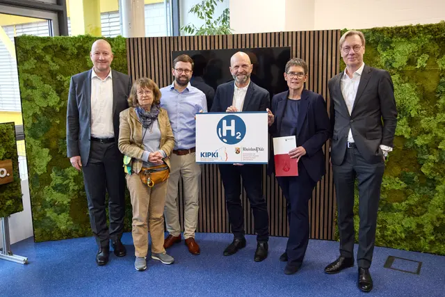 Der Vorstand von Bhyo mit Staatssekretärin Dick-Walther bei der Übergabe des Förderbescheids | Foto: Julia Glöckner