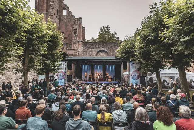 Das Programm für den Limburg Sommer 2026 steht. Zu den Höhepunkten dieses Kultursommers zählen die fulminanten Auftritte des (Kur-)Pfälzer Mundart-Musikers Gringo Mayer, der Chansonsängerin Ute Lemper und des Berliner Singer-Songwriters Philipp Dittberner.  | Foto: Dennis DeBiase