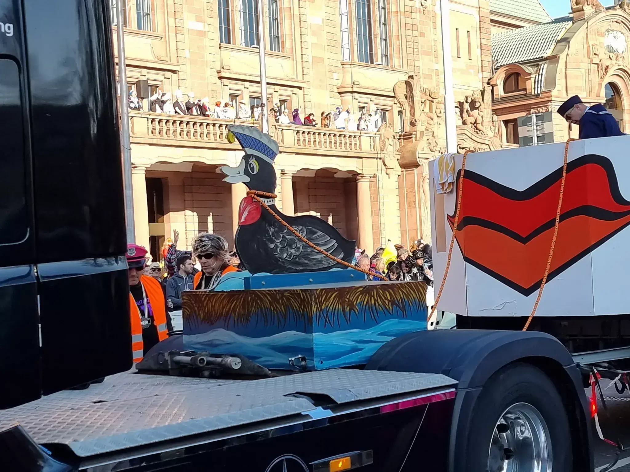 Fasnachtsumzug-Altrip-Zugnummern-umrunden-den-historischen-Wasserturm