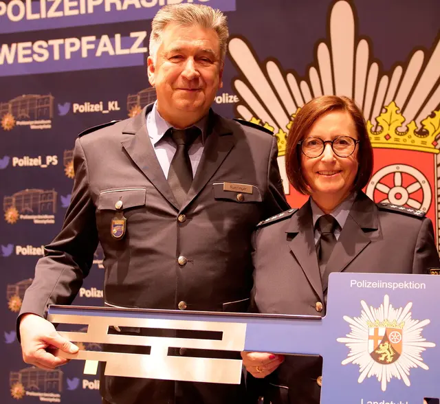  Siegfried Ranzinger (Links) und Karin Decker mit dem symbolischen Dienststellenschlüssel; | Foto: Polizei