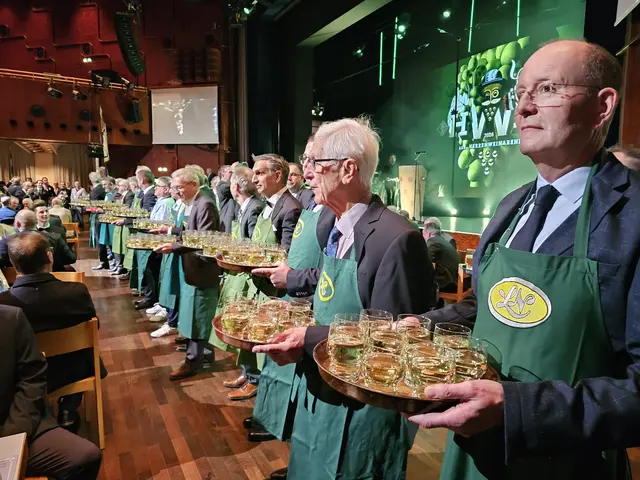 Ehrengäste servieren den Wein | Foto: Michael Landgraf