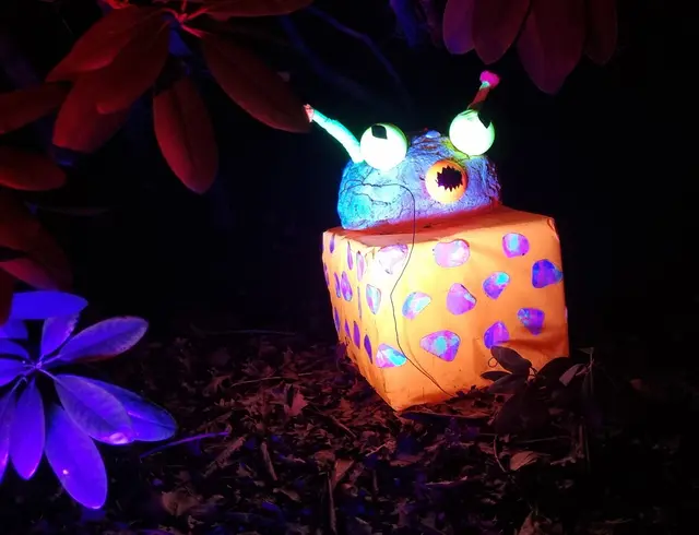 Kleines Leuchtmonster im Dickicht. | Foto: BAS