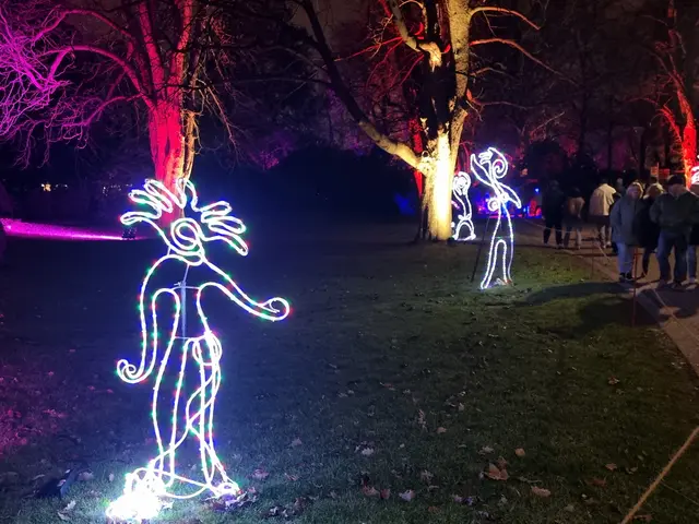 Leuchtende Tänzer*innen begleiten die Besucher*innen auf ihrem Weg. | Foto: BAS