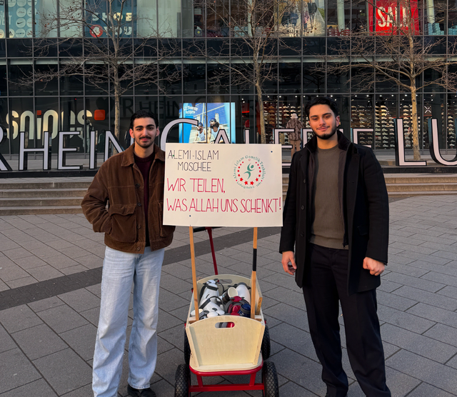 Jugendliche verteilten warme Getränke in der Innenstadt und kamen mit vielen Passanten ins Gespräch.  | Foto: Jugendliche der Alemi-Islam Moschee