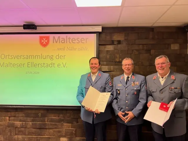 Bild: Holger Kesselring (rechts) wird bei der Ortsversammlung der Malteser Ellerstadt von Julian Wendel (links) als neuem Ortsbeauftragten abgelöst. Matthias Geist, stellvertretender Diözesanleiter (mitte), würdigt Kesselrings jahrzehntelanges Engagement und überreicht die Silberne Verdienstmedaille des Malteserordens. (Quelle: Malteser Ellerstadt) | Foto: Malteser Ellerstadt