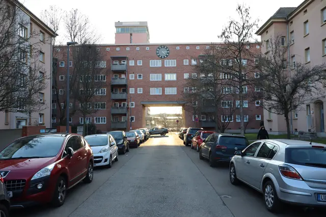 Die Bahnhofstraße führt mitten durch die Westendsiedlung. Sie ist neben der Bildungs- und Kulturmeile Kaiser-Wilhelm-Straße, die als solche geplant wurde, um City und Bahnhof zu verbinden, die zweite wichtige Verbindungsstraße  für Rad- und Fußverkehr hin zum Bahnhof.  | Foto: Julia Glöckner