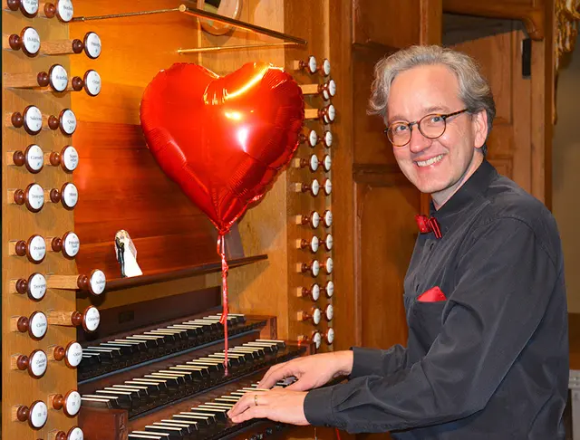 Johannes Blomenkamp präsentiert in der Stadtkirche Durlach ein schwungvolles Programm, in dem klassische Orgelkunst auf Tanzrhythmen wie Tango und Rumba trifft. | Foto: Heiter bis rauschend_Stadtkirche Durlach_c Katrin Hennig