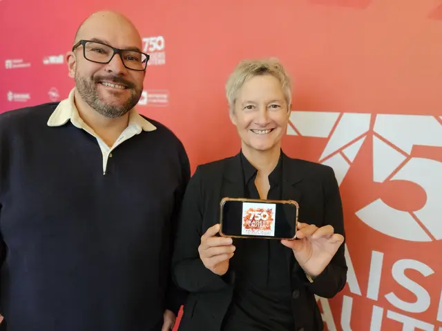 OB Beate Kimmel zeigt sich von dem Musikvideo von Alexander Lenz (links) begeistert | Foto: Stadt Kaiserslautern/gratis