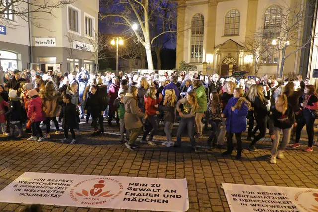 "One Billion Rising" in Speyer - hier noch am Geschirrplätzel. Inzwischen findet der Tanz Flashmob am Altpörtel statt. | Foto: Heike Schwitalla
